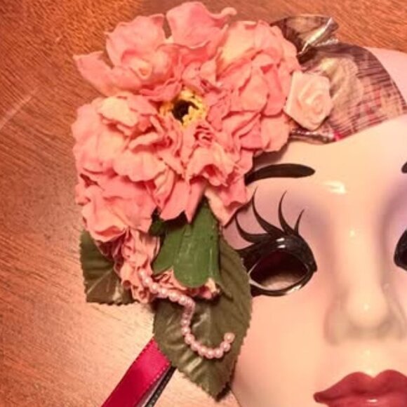 Karen Thomas Stall New Orleans Ceramic Mask -- Mardi Gras Pink Masquerade Decor - Picture 6 of 7